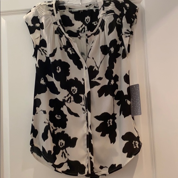 Daniel Rainn Tops - NWT split neck short sleeve blouse